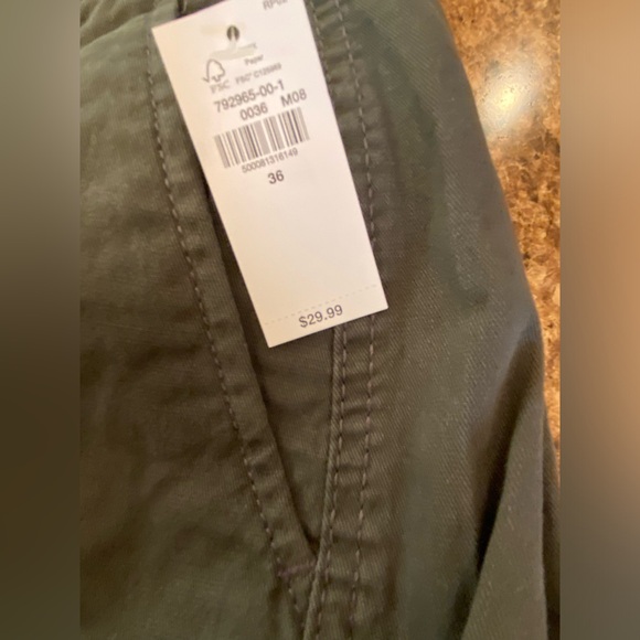 Men’s old navy cargo shorts. NWT. 36 - Picture 4 of 7